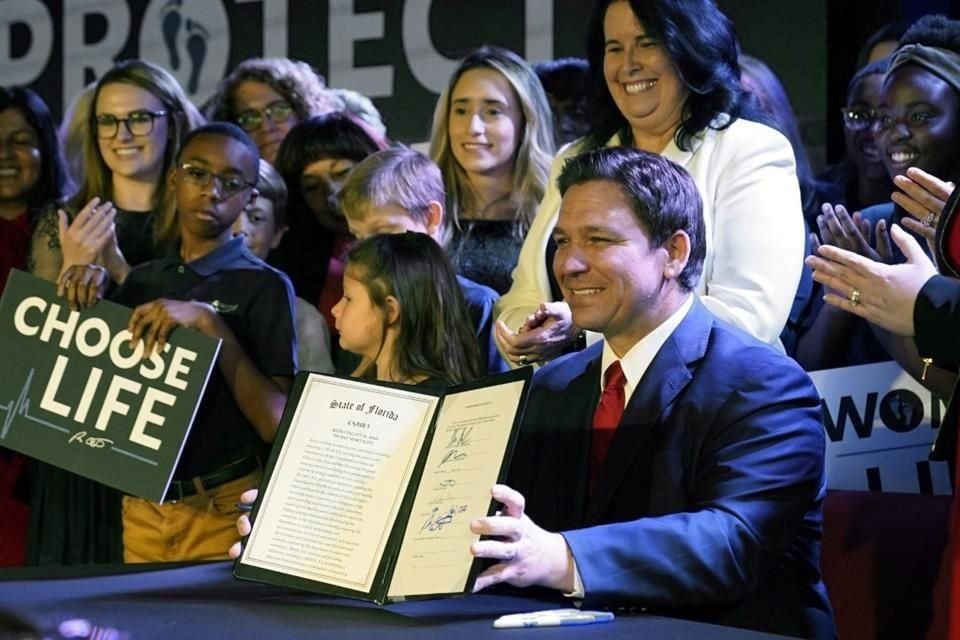 El Gobernador de Florida Ron DeSantis este jueves al firmar la ley que prohíbe el aborto desde las 15 semanas de embarazo.