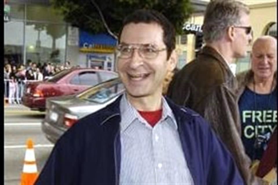 Detienen a Eddie Deezen, actor de 'Vaselina', por robo e invasión de propiedad privada.