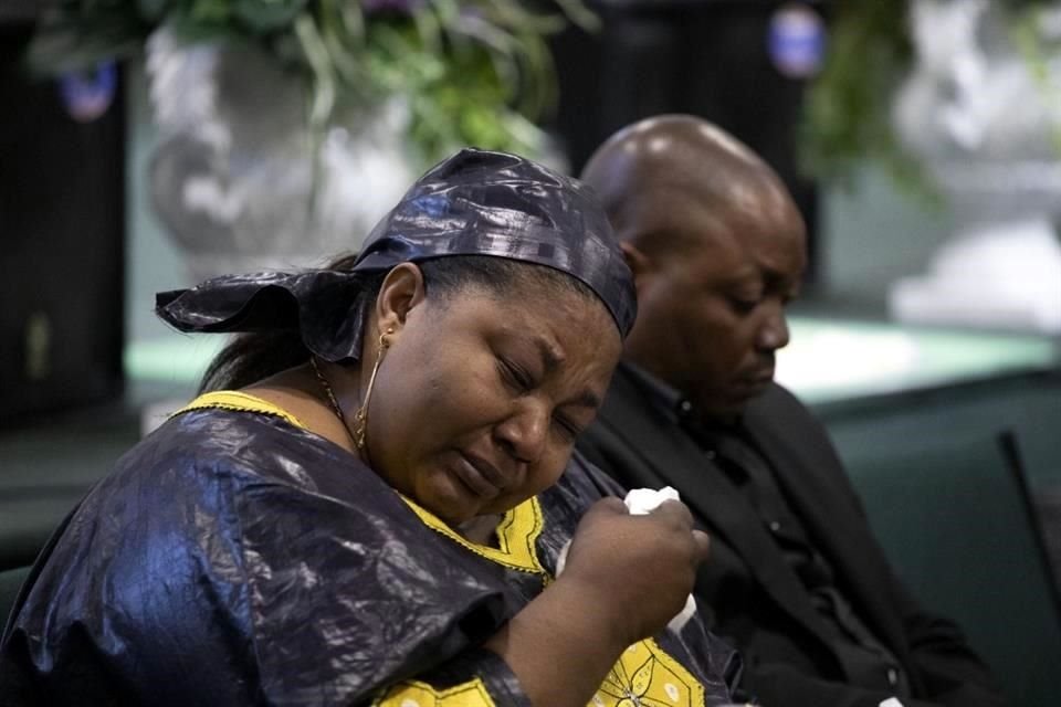 Dorcas Lyoya, la madre de Patrick, llora durante la conferencia de prensa.