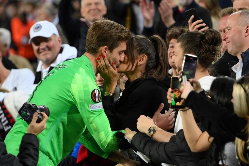 El portero buscó a su novia al final de partido y juntos celebraron la victoria.