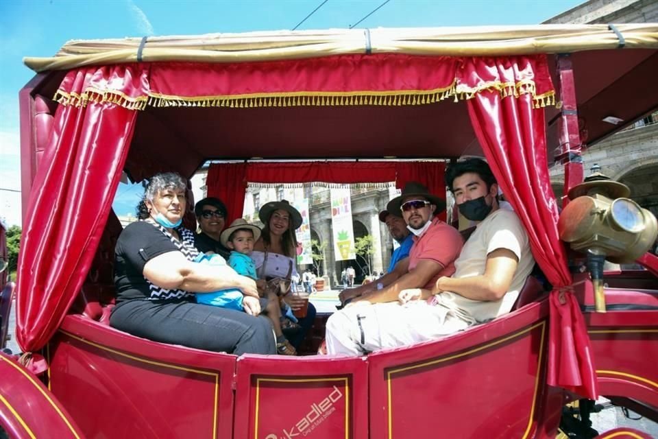 Una familia disfruta de un paseo en calandria en el Centro de Guadalajara.