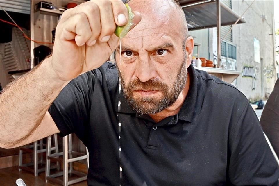 El cineasta Bruno Madariaga sigue el ritual tortero del limón, comer con las manos y pedirla ahogada en chile, a la vieja usanza aunque pique con ganas.