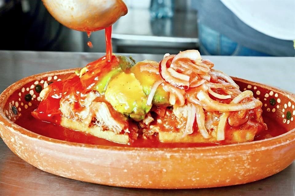 Birote salado, salsa picante y cerdo confitado es la base de esta preparación tan versátil.