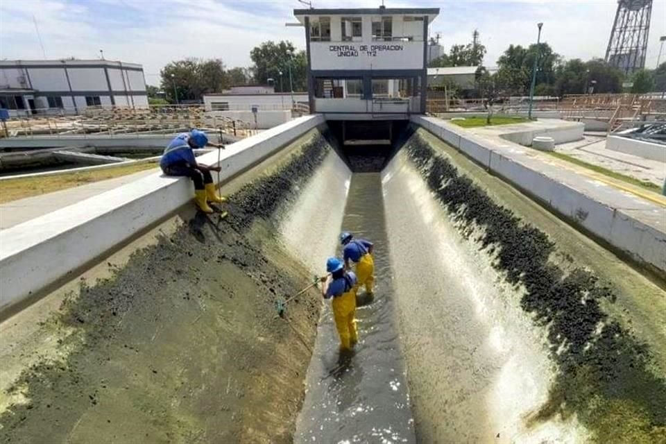 Personal del Siapa en las tareas de mantenimiento de la infraestructura hidráulica del sistema de abastecimiento Chapala-Guadalajara.