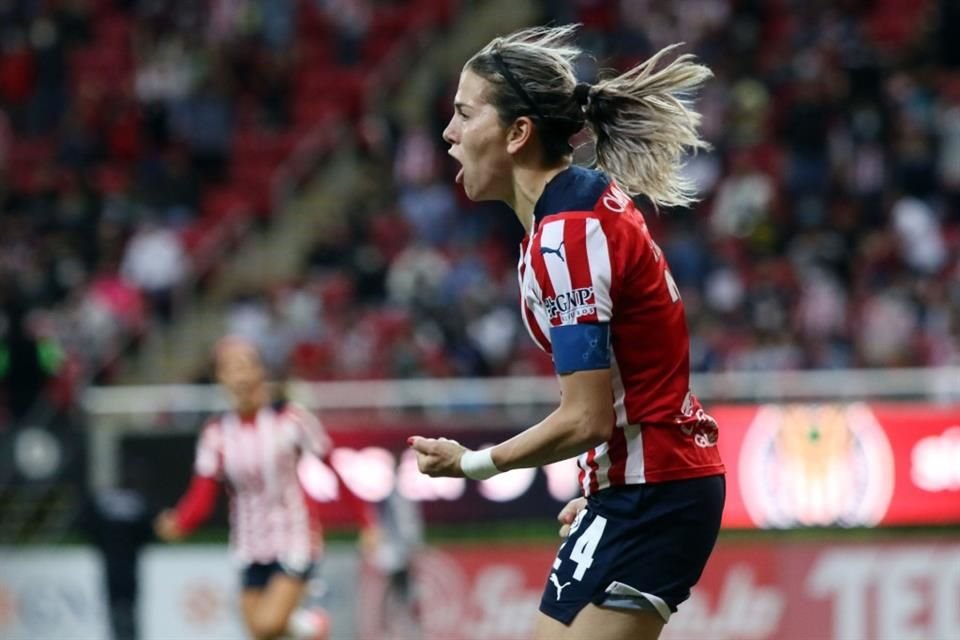 Alicia Cervantes festeja u gol con las Chivas femenil. Es la líder de goleo del torneo actual, con 13 anotaciones.