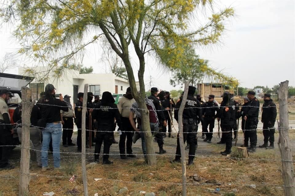 Decenas de elementos llegaron cerca de las 16:00 horas con palos de madera en un terreno sobre la Carretera a Nuevo Laredo, a la altura del registro abierto inspeccionado ayer.