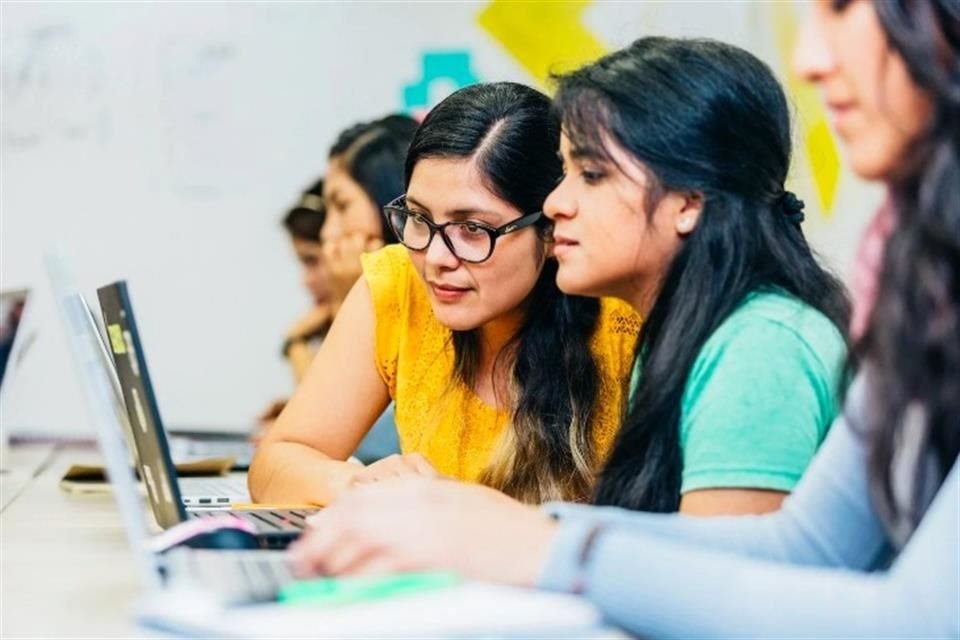 Se trata de un programa educativo para guiar a mujeres hacia una carrera en tecnología.