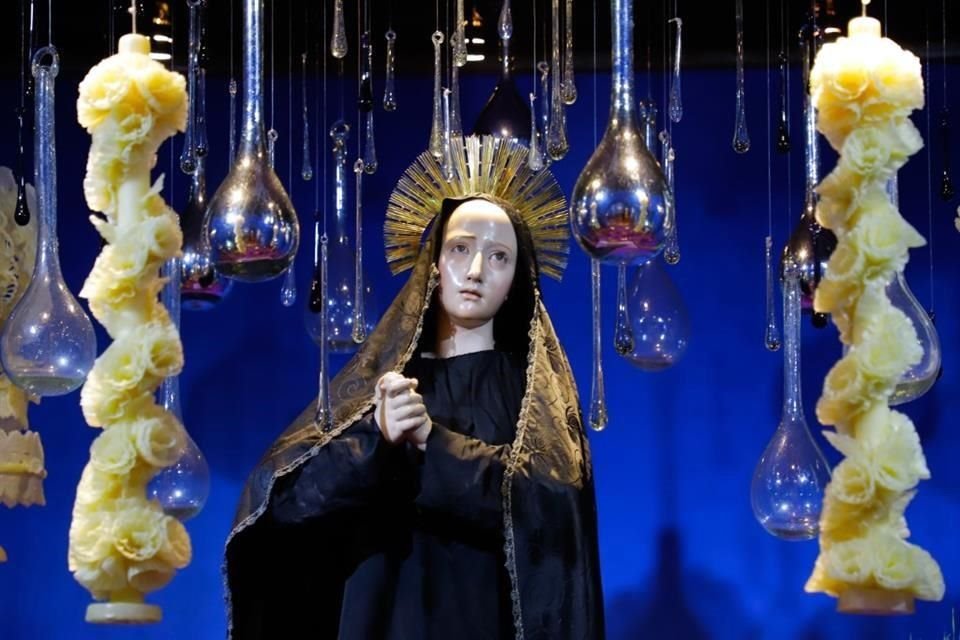 Montaje del Altar de Dolores en el Museo de El Carmen en San Ángel, que podrá visitarse hasta el 24 de abril.