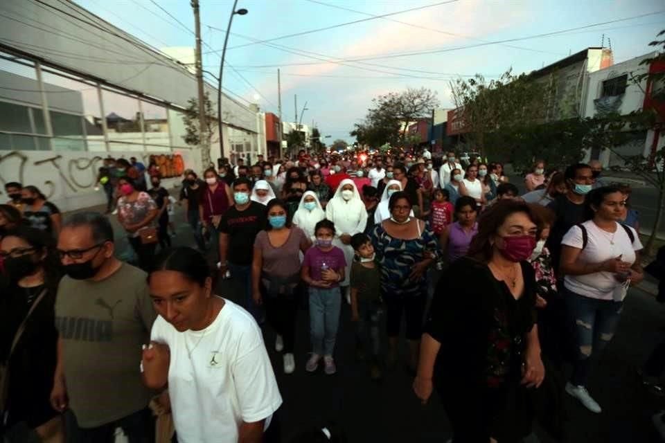 Alrededor de 100 personas acompañaro a la procesión.