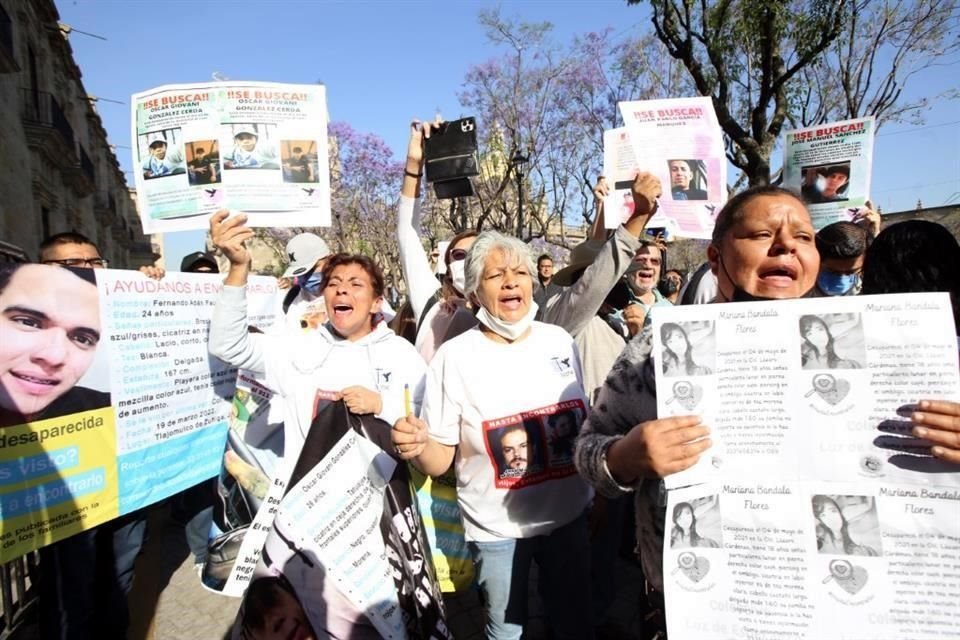 Colectivos y familiares de personas desaparecidas en manifestación afuera de Palacio de Gobierno.