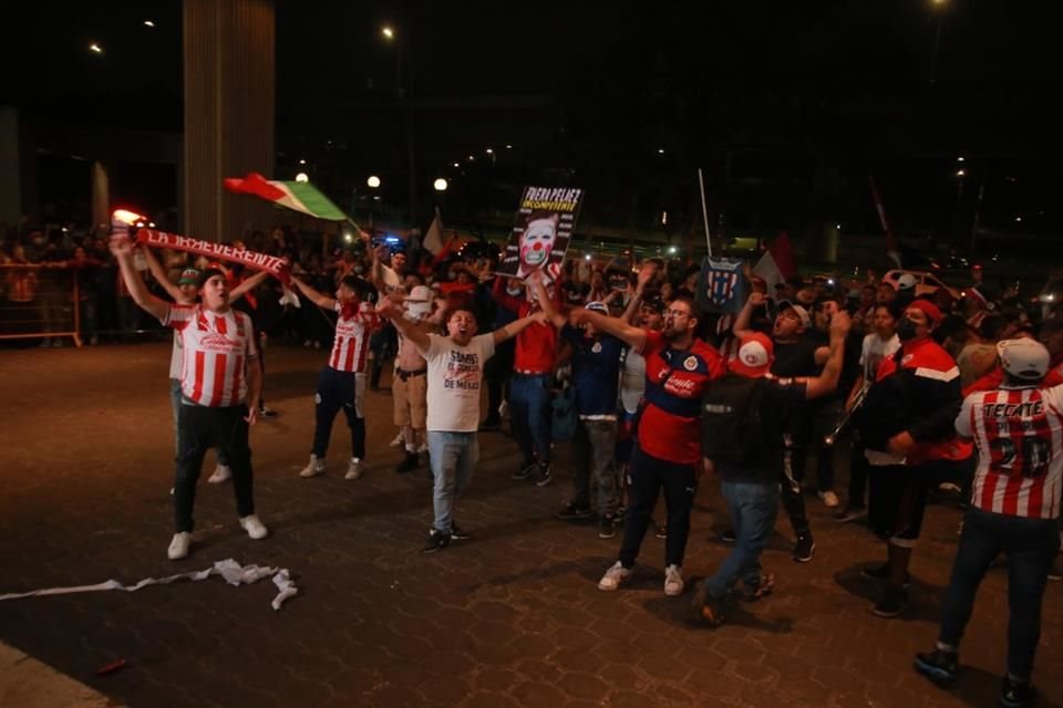 Cerca de 500 aficionados se reunieron afuera del hotel de concentración, al sur de la Ciudad de México.