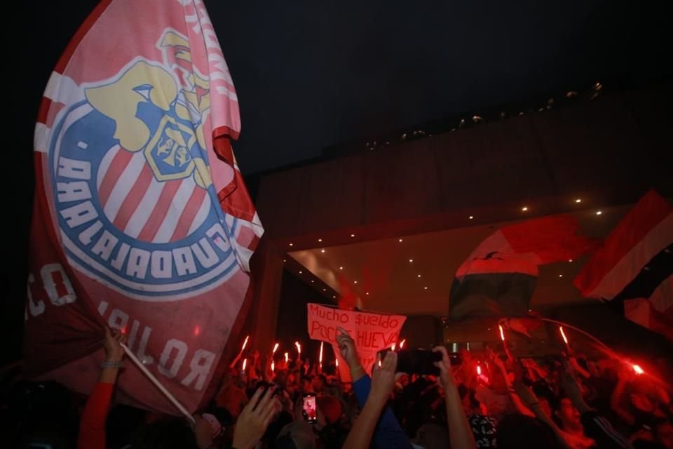 Unos enardecidos seguidores de Chivas visitaron el hotel de concentración del equipo en CDMX para exigir con todo a los jugadores.