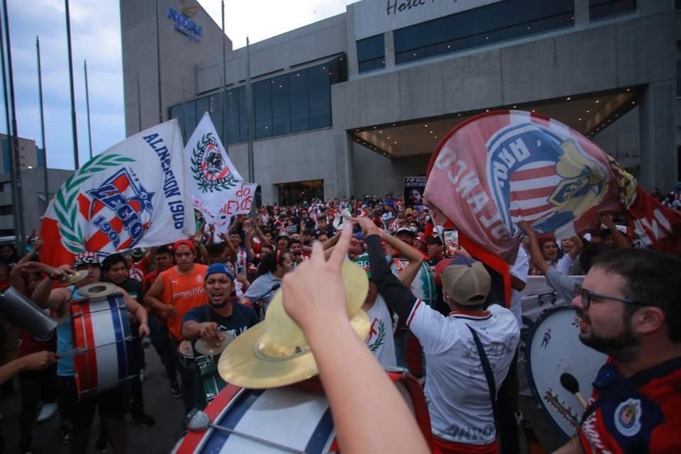 Unos enardecidos seguidores de Chivas visitaron el hotel de concentración del equipo en CDMX para exigir con todo a los jugadores.