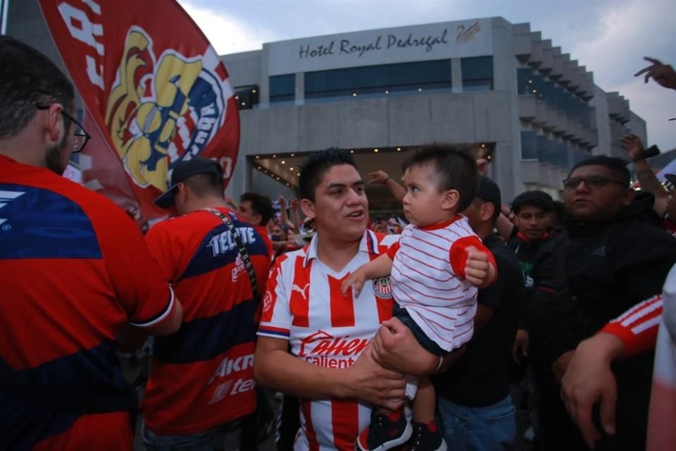 Unos enardecidos seguidores de Chivas visitaron el hotel de concentración del equipo en CDMX para exigir con todo a los jugadores.