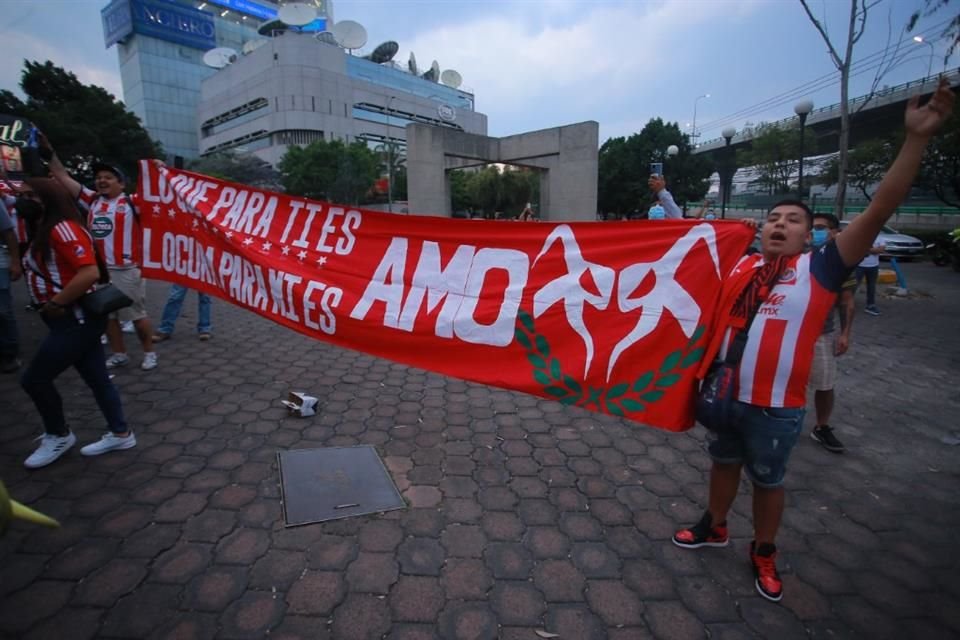 Unos enardecidos seguidores de Chivas visitaron el hotel de concentración del equipo en CDMX para exigir con todo a los jugadores.