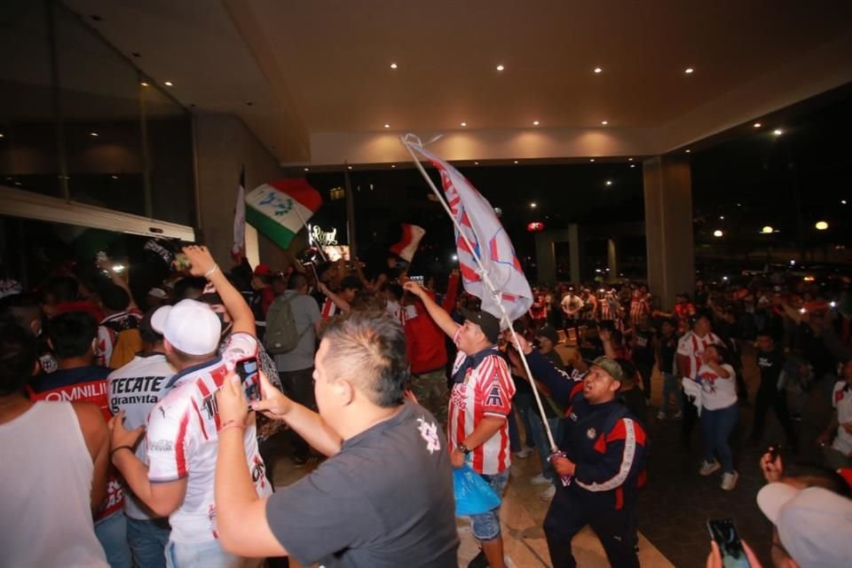 Unos enardecidos seguidores de Chivas visitaron el hotel de concentración del equipo en CDMX para exigir con todo a los jugadores.