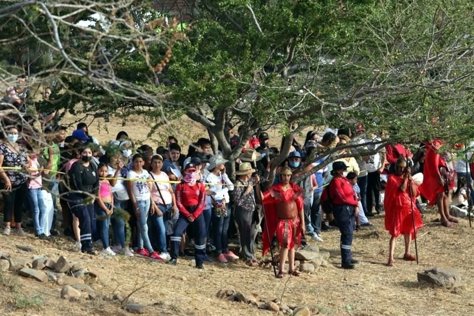 Los fieles contemplando la Judea en el Cerro de la Reina.