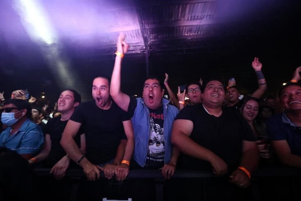 Personas que asistieron al concierto de Molotov disfrutaron de éxitos como 'Santo Niño'.