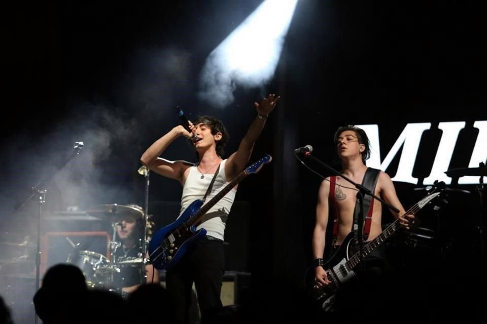Previo a la salida de la banda, el grupo Milk Band se encargó de calentar los motores.