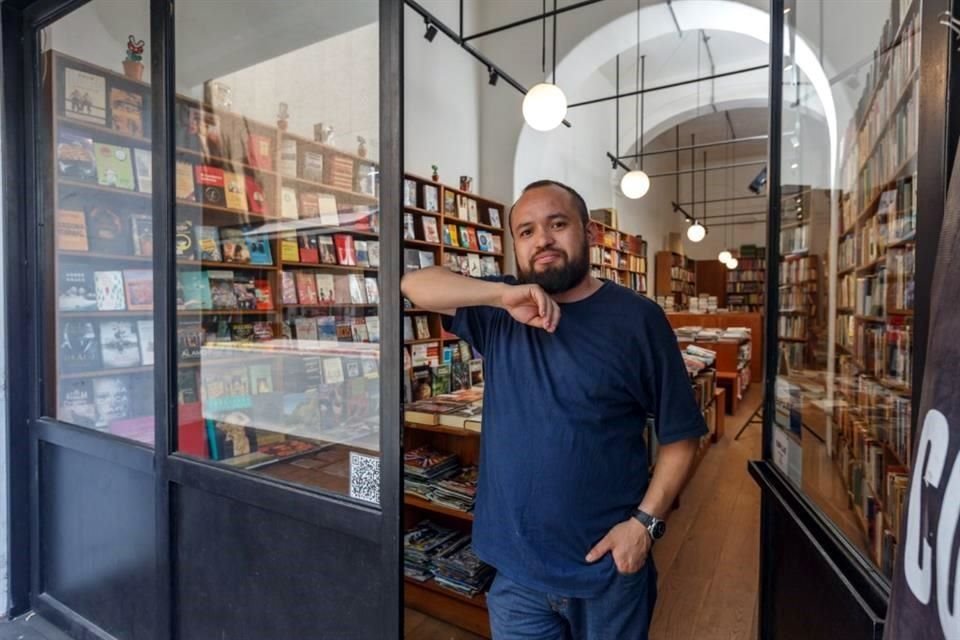 José Barba describe que relacionar a la gente con la lectura es una pequeña conquista.