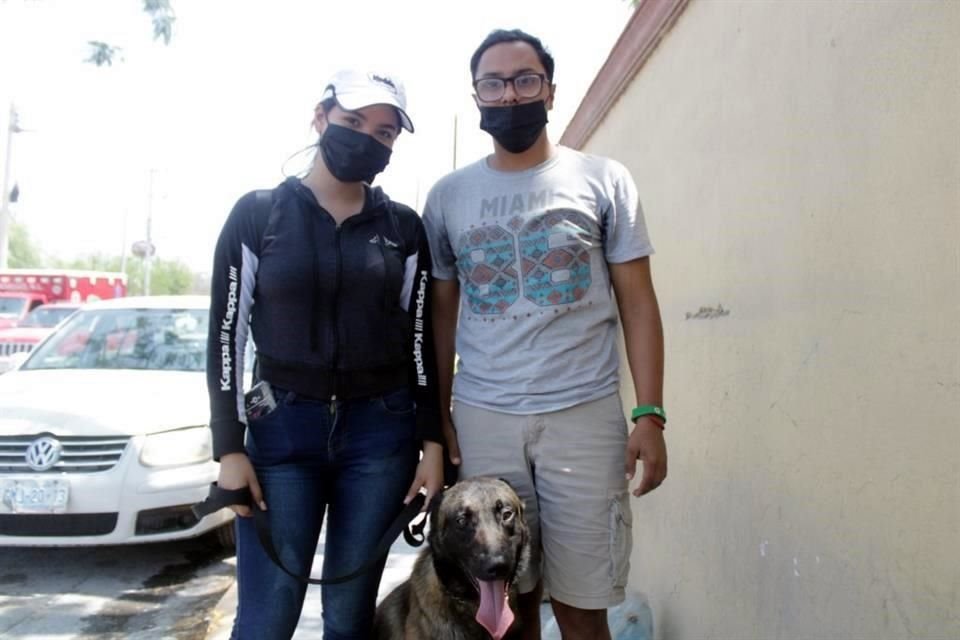 Sofía Campos y Emmanuel Gallegos llevaron a 'Zody', un perro entrenado como guardia y rescatista, a los trabajos de rastreo de la joven.