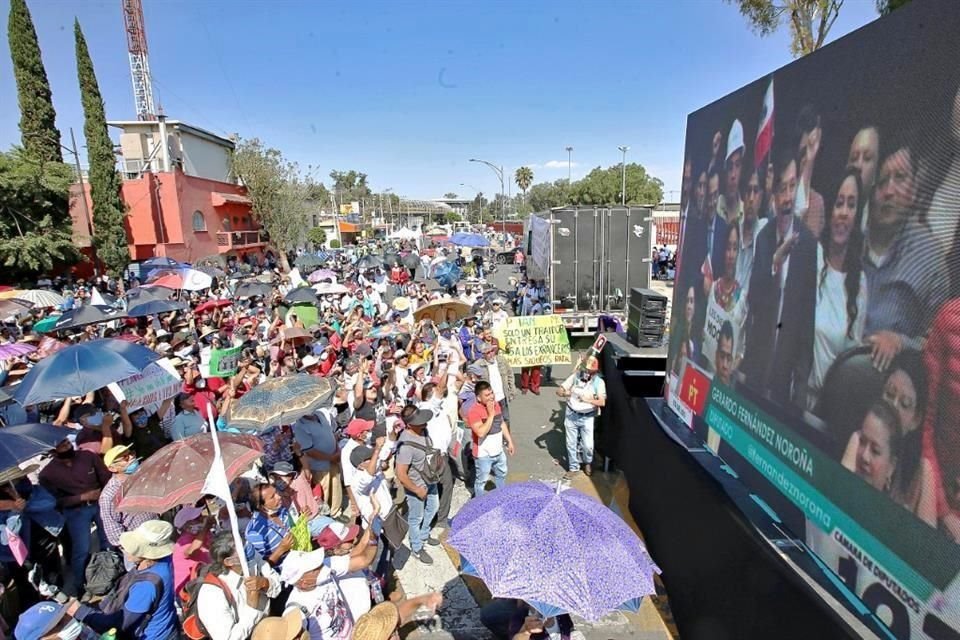 Bloqueos. Simpatizantes de Morena acudieron al Congreso para apoyar la reforma impulsada por AMLO.