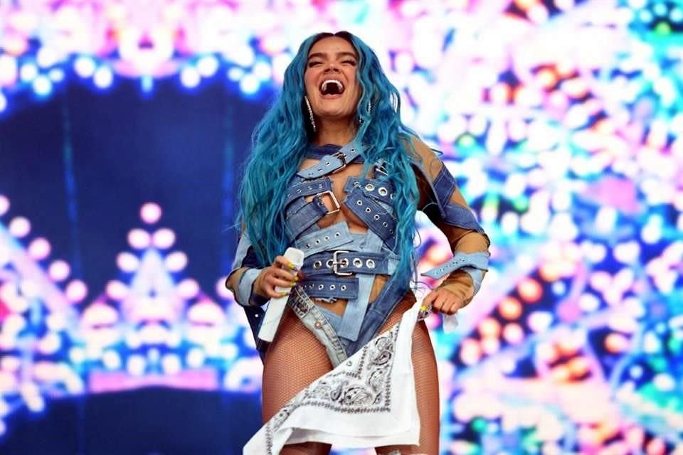 La cantante colombiana Karol G debutó en Coachella con un show muy latino, donde homenajeó a Celia Cruz, Ricky Martin y Selena.