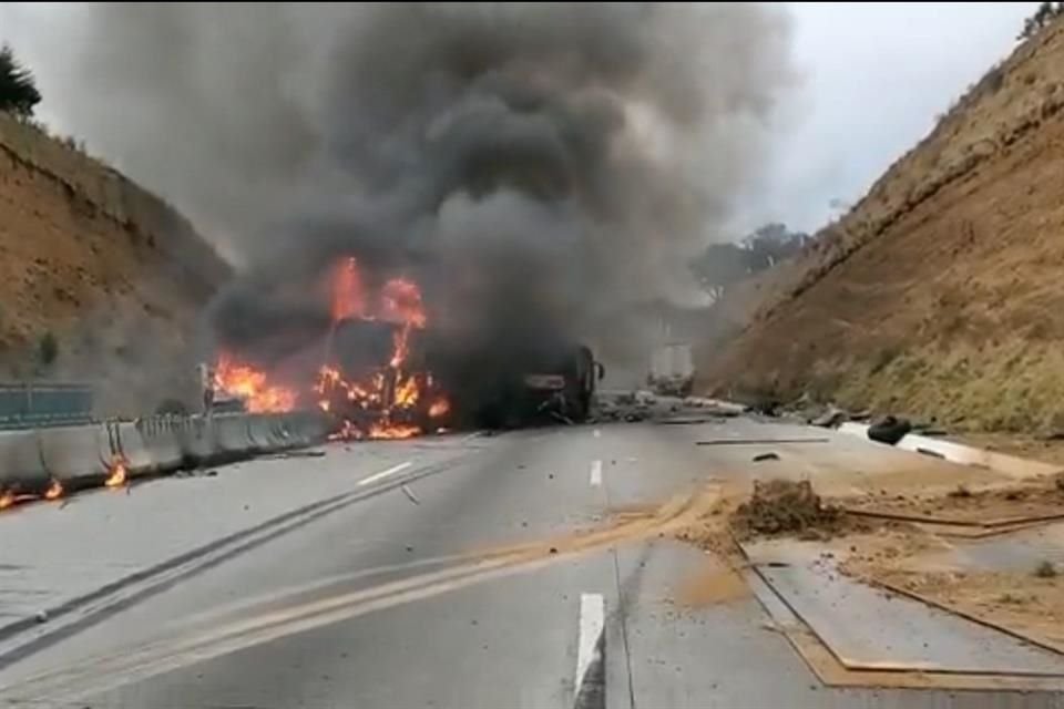 Derivado del accidente, la circulación en Autopista México-Puebla fue cerrada en ambos sentidos.