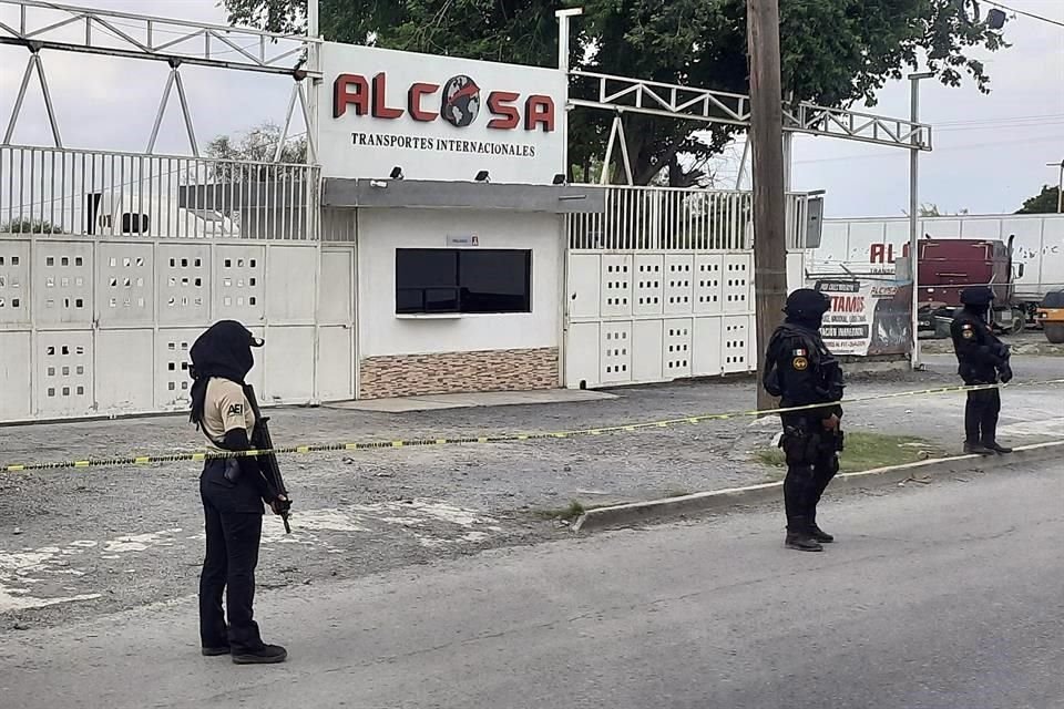 Elementos de Fuerza Civil resguardaron la empresa, ubicada en la Carretera a Nuevo Laredo, mientras fue revisada.