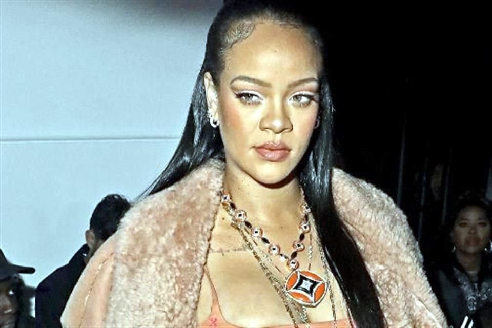 Reinventa Rihanna el estilo de moda de maternidad, mostrando más que ocultando.