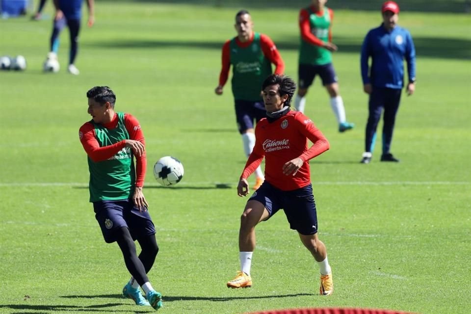 José Juan Macías en un entrenamiento de las Chivas.