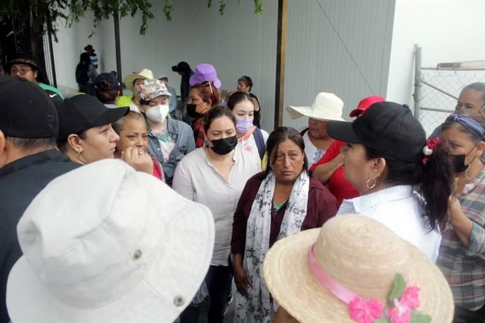 Personal del área de Concertación Social de Apodaca se unió a las labores de búsqueda con palos afilados de madera para hacer trabajo de campo.