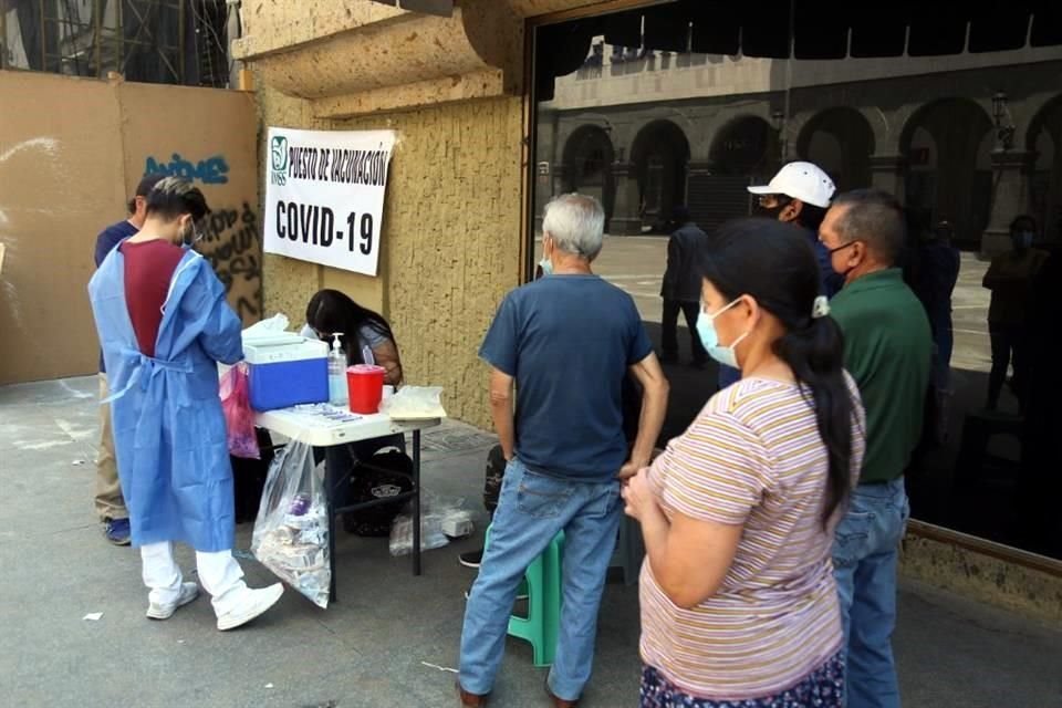 Punto móvil de vacunacion Covid-19, en Juárez y 16 de Septiembre, en el Centro de GDL.
