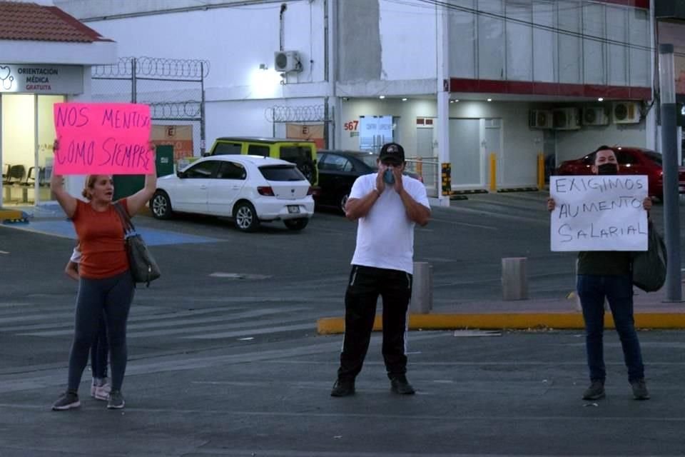 Policías se manifestaron bloqueando Avenida López Mateos y protestaron afuera de Casa Jalisco.