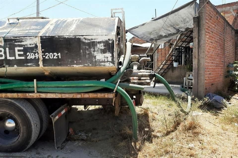 Falta de agua y agua sucia han padecido habitantes de la ZMG, ante cortes del Siapa debido a obras.