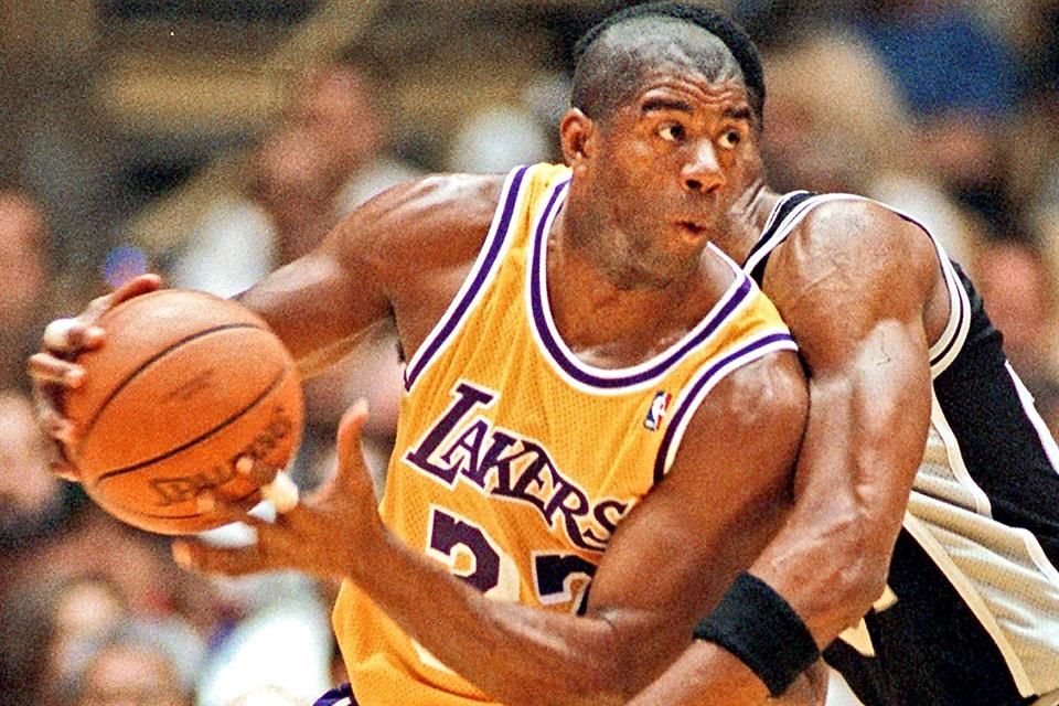 La serie 'They Call Me Magic' expone los triunfos y derrotas del jugador de basquetbol, Earvin 'Magic' Johnson.