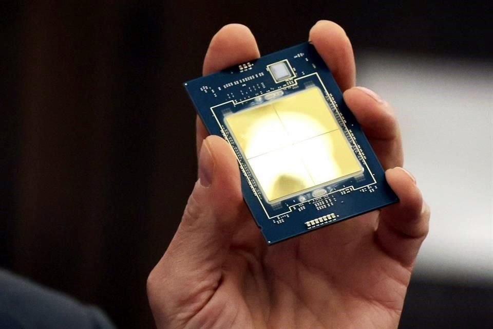 Qualcomm Latin Amerika Bilgi İşlem Direktörü Santiago Cardona, küresel çapta yarı iletken ithal etmek isteyen herhangi bir ülkenin üç şeyi sağlaması gerektiğini söyledi: vergi teşvikleri, enerji ve su kaynakları ve sağlam bir yetenek tabanı.