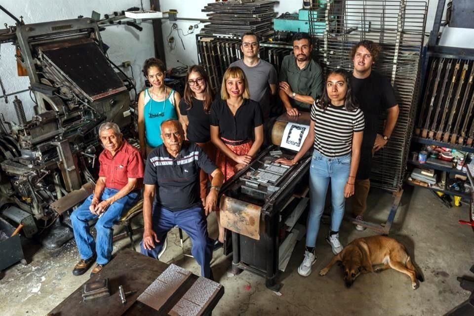 Equipo de Impronta Casa Editora, en la Colonia Americana, Guadalajara.