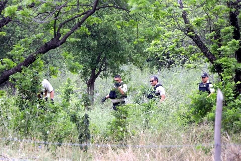 A las 11:30 horas, decenas de agentes de la Fiscalía General, otros más de la Comisión Local de Búsqueda y unos 20 policías de Fuerza Civil llegaron a un predio ubicado en la Carretera a Nuevo Laredo.