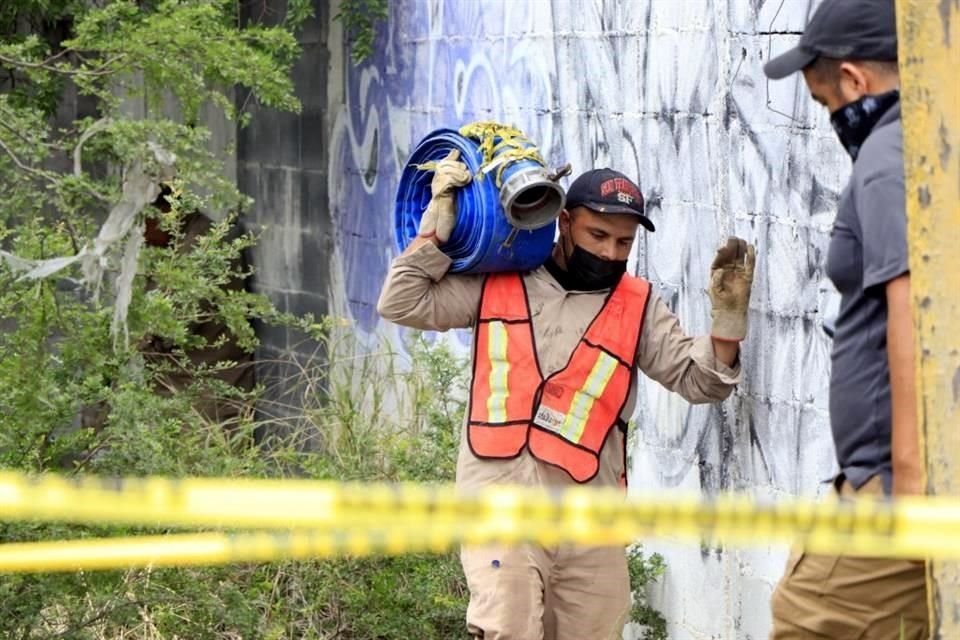 A la búsqueda también se sumó personal de Agua y Drenaje de Monterrey con sistemas de búsqueda con cámaras especiales para tuberías.