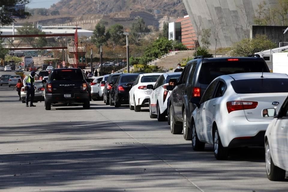 Filas para el acceso al estacionamiento del Poder Judicial de la Federación en la zona de Ciudad Judicial.