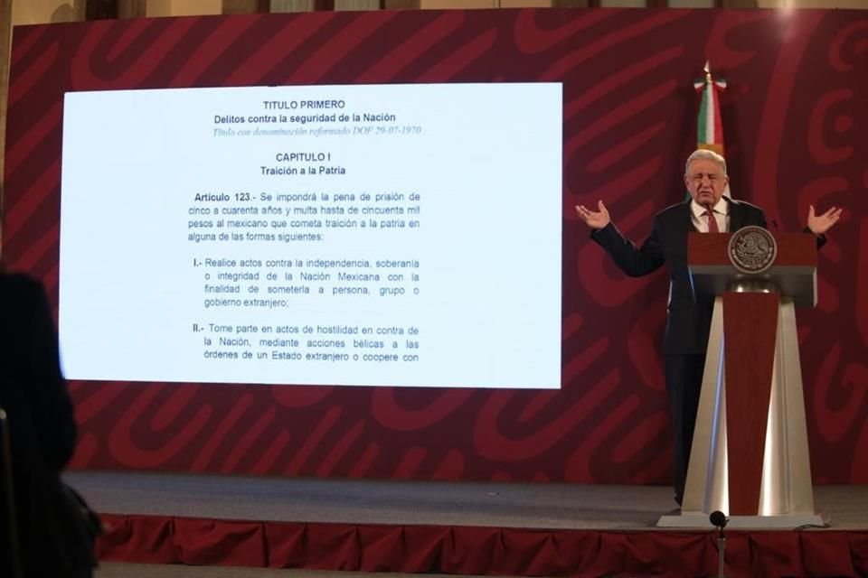 AMLO exhibió en pantalla el Código Penal, en el que se establece pena de 5 a 40 años de cárcel por Traición a la Patria.