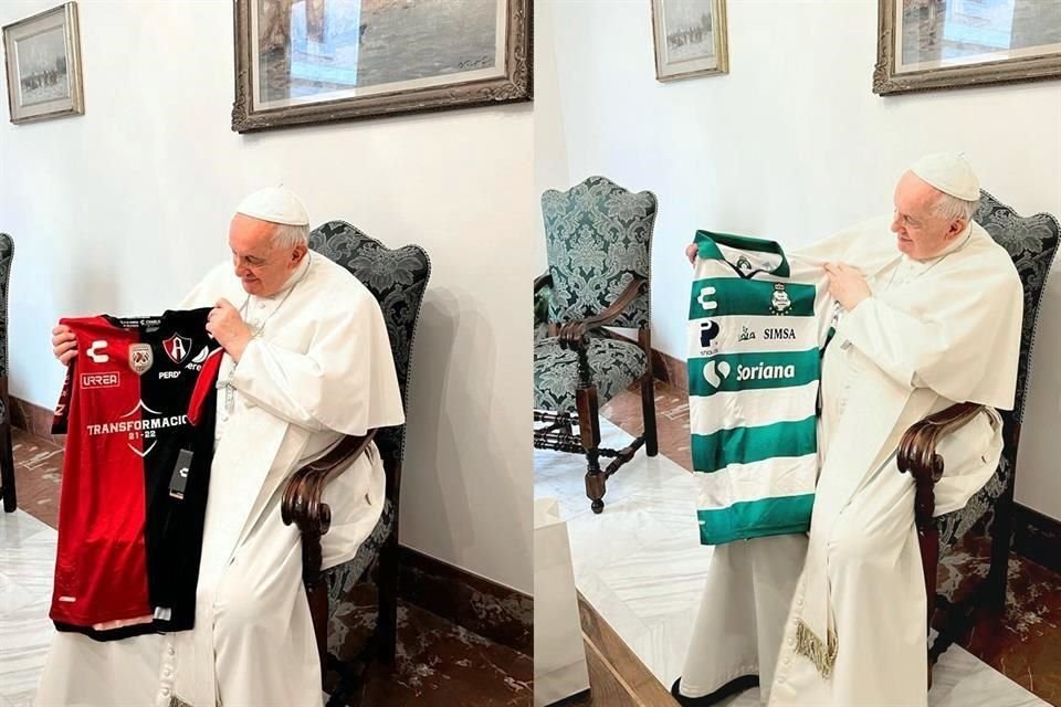 El Papa aumenta su colección de playeras de futbol.