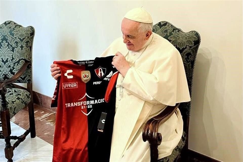El Papa Francisco y la camiseta del Atlas.