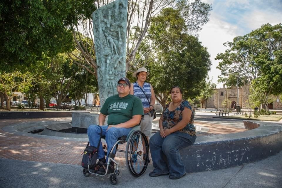 José Antonio Vargas García, Maria de los Angeles Pérez y Maria Elizabeth Gloria Romero, afectados por las explociones del 22 de abril.