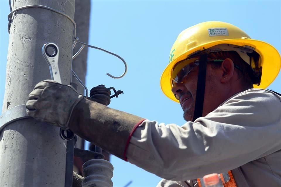 La industria eléctrica y de captación de agua cuenta con 55 trabajadores más que los 9 mil 952 que tenía en el segundo mes del año pasado.