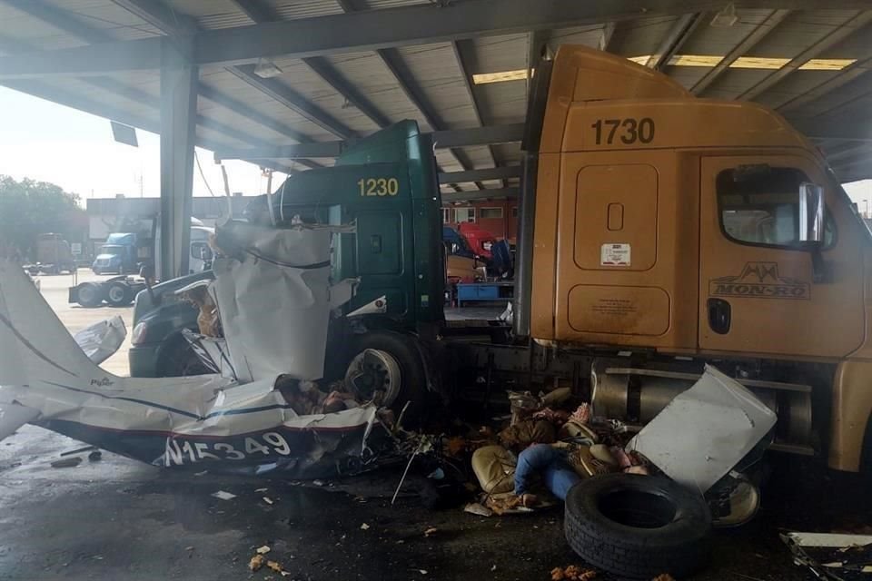 La avioneta se estrelló contra dos tráileres que se encontraban en los patios de Transportes Mon-Ro.