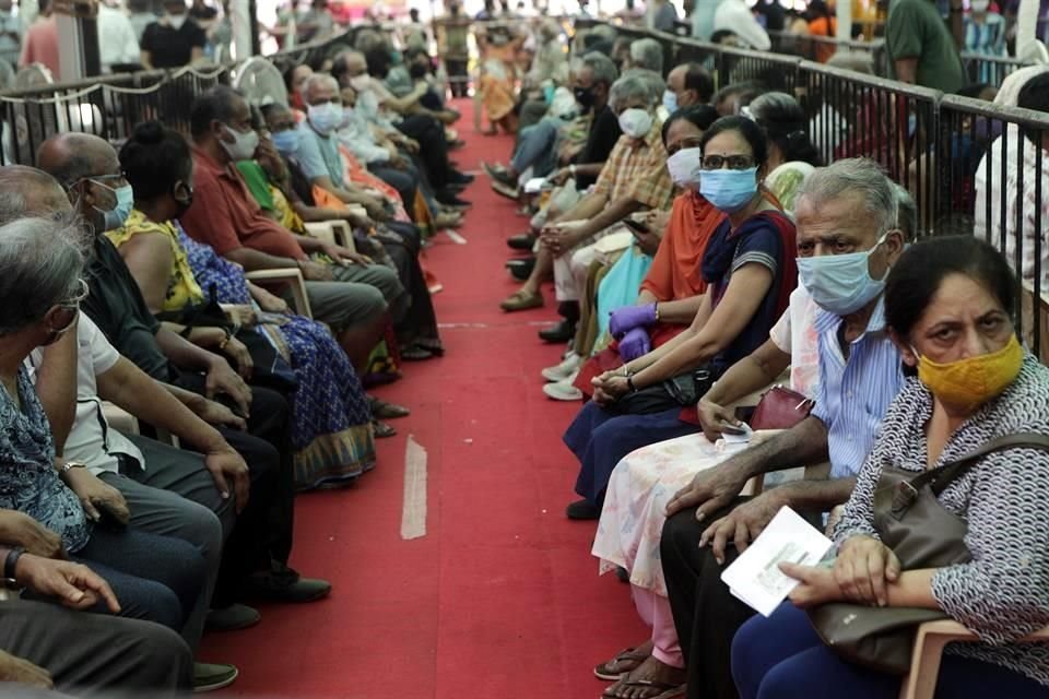 En Mumbai, India, personas esperan para recibir su vacuna contra Covid-19.