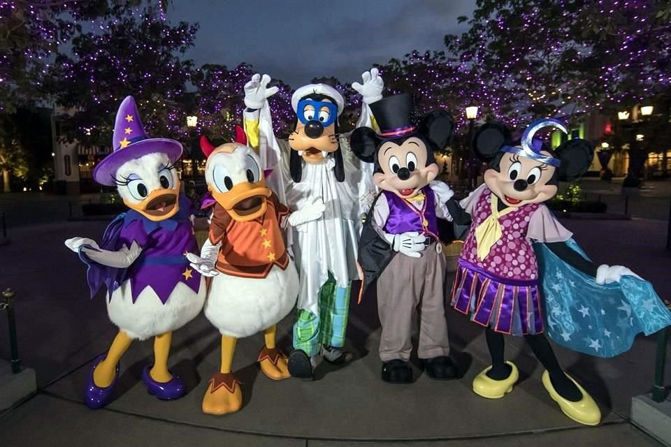 Tras más de un año cerrado, Disneyland reabrió sus puertas en California