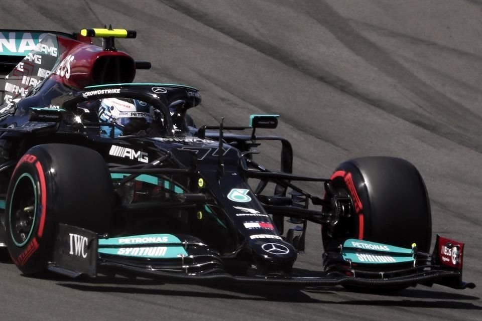 Bottas se quedó con la pole position.